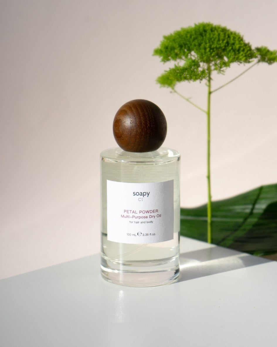 Petal Powder Dry Oil ile gerçek kuru yağ deneyimini keşfedin. Ağırlık bırakmayan ve hızlı emilen formülü ile cildin ve saçların beslenmesine yardımcı olur. İçerdiği bitkisel özler ve şeker kamışından elde edilen squalane ile saç uçlarına bakım yapar ve saçın canlı görünmesine destek olur. Saçın keratin yapısını besleyen bitkisel aktif içerikli formülü ile elektriklenmeyi engeller ve tarama kolaylığı sağlar. Cildin pul pul dökülmesini önler ve cilde nemli bir görünüm kazandırır.