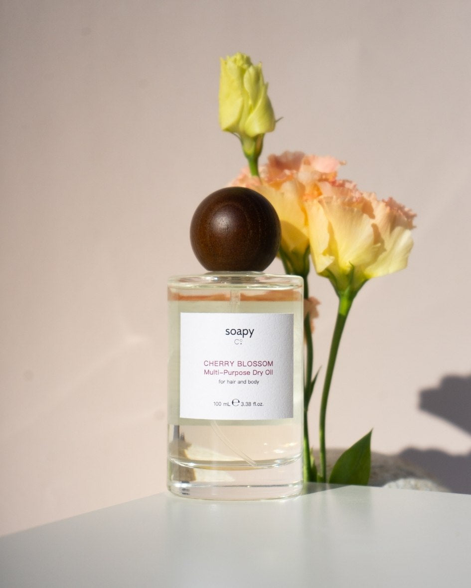 Cherry Blossom Dry Oil ile gerçek kuru yağ deneyimini keşfedin. Ağırlık bırakmayan ve hızlı emilen formülü ile cildin ve saçların beslenmesine yardımcı olur. çerdiği bitkisel özler ve şeker kamışından elde edilen squalane ile saç uçlarına bakım yapar ve saçın canlı görünmesine destek olur. Saçın keratin yapısını besleyen bitkisel aktif içerikli formülü ile elektriklenmeyi engeller ve tarama kolaylığı sağlar. Cildin pul pul dökülmesini önler ve cilde nemli bir görünüm kazandırır.