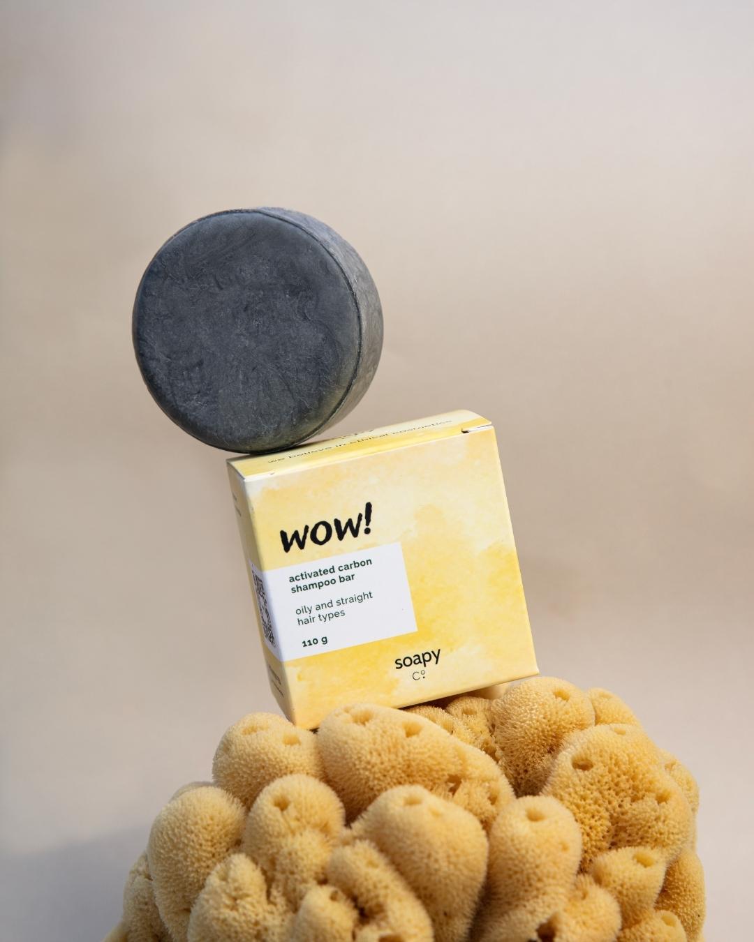 Soapy Co. wow! Aktif Karbonlu Katı Şampuan, yağlı saçların erken yağlanmasını önler. İçeriğindeki ısırgan otu yağı ile saçları ferahlatır. Aktif karbon ile yağlı saçların erken yağlanmasını önleyici etkiye sahiptir.