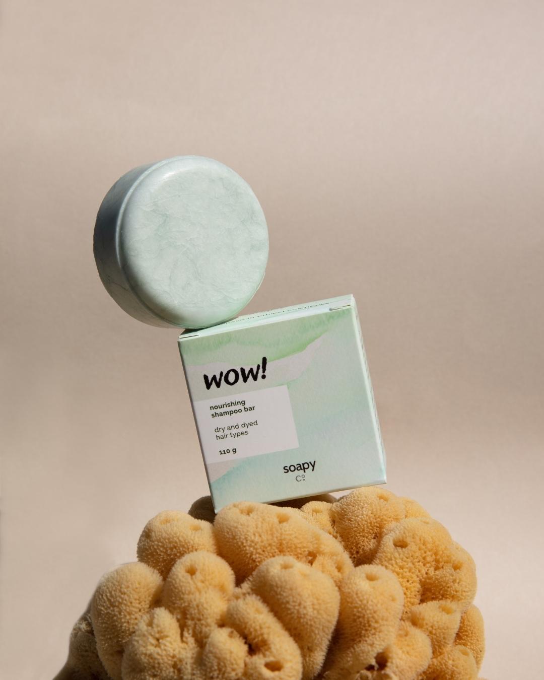 Soapy Co. wow! Besleyici Katı Şampuan, saçları besler ve yumuşatır. İçerdiği Shea ve Argan yağları ile saçı nemlendirir. Ginseng ve yulaf özleriyle saçı besler.