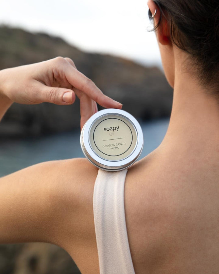 Soapy Co. Deodorant Balm alüminyum ve karbonat içermez. Hassas ciltlerin rahatlıkla kullanabileceği içeriğe sahiptir.