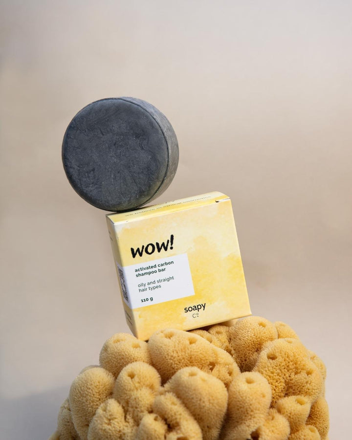 Soapy Co. wow! Aktif Karbonlu Katı Şampuan, yağlı saçların erken yağlanmasını önler. İçeriğindeki ısırgan otu yağı ile saçları ferahlatır. Aktif karbon ile yağlı saçların erken yağlanmasını önleyici etkiye sahiptir.